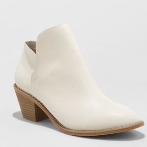 Universal Thread Ankle Boots in White